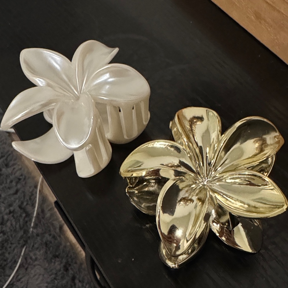Elegant Gold and Cream Flower Clips - Picture 1 of 4